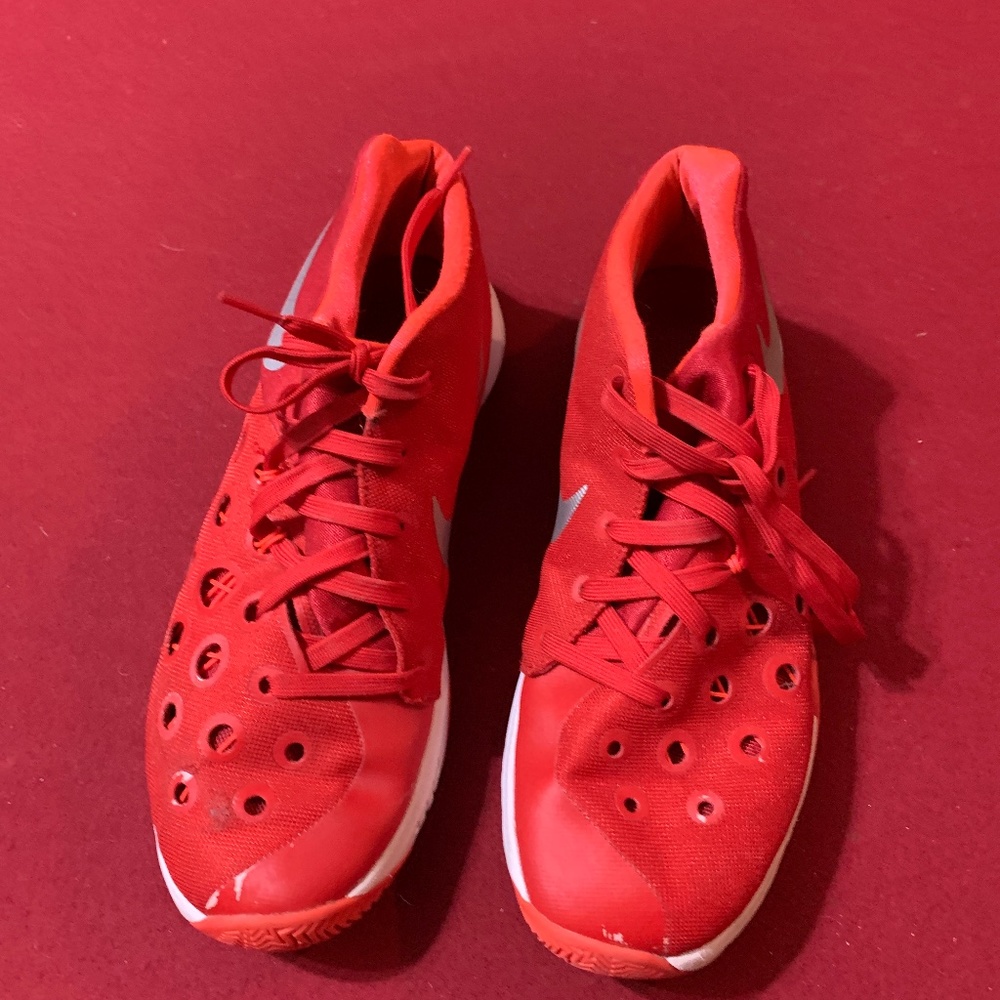 Low top basketball shoes